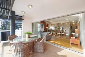 Artistic City Escape with Balcony and Parking, Darwin